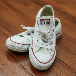 White low top converse in women